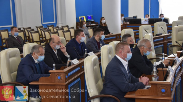 На первом заседании IV сессии Заксобрания Севастополя депутаты преимущественно приводили региональные законы в соответствие с федеральным законодательством