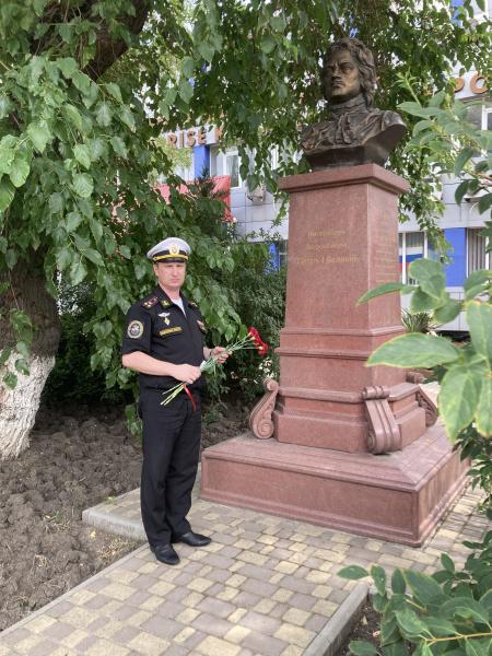 Военные следователи возложили цветы к памятнику Петру 1 в Керчи