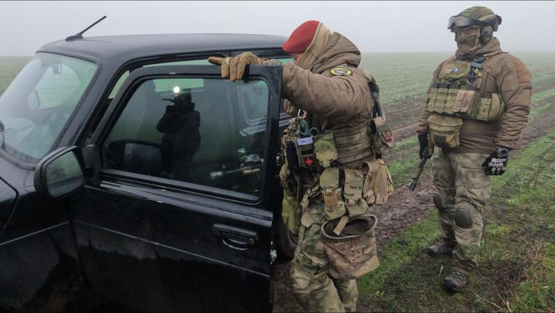 Крымский бойцам в зоне СВО передали внедорожник и мобильную баню