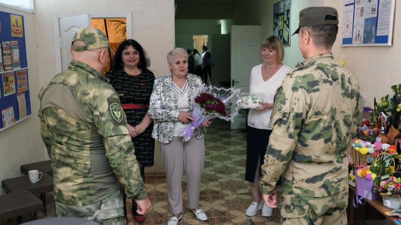 В Херсонской области росгвардейцы поздравили коллектив и директора школы-интерната с Днём учителя